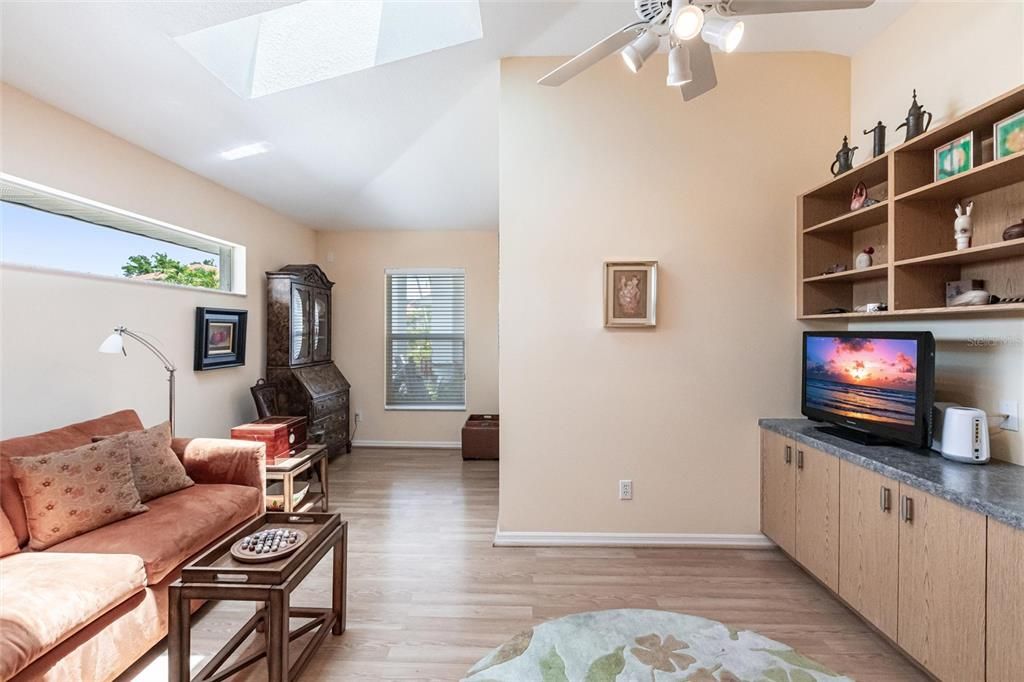 For Sale: $1,300,000 (3 beds, 2 baths, 2800 Square Feet)