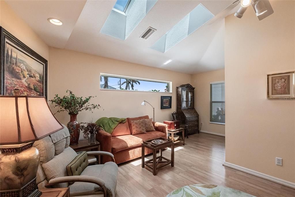 For Sale: $1,300,000 (3 beds, 2 baths, 2800 Square Feet)