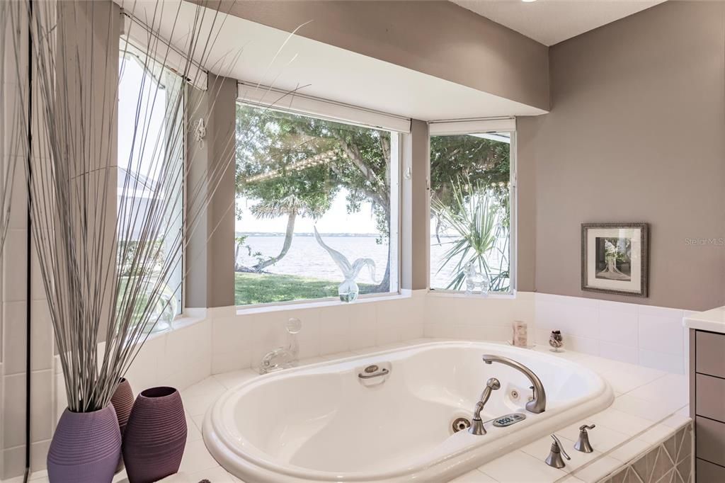 For Sale: $1,300,000 (3 beds, 2 baths, 2800 Square Feet)