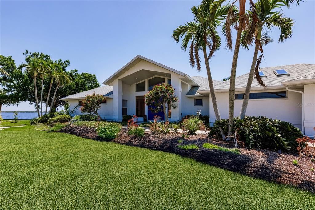 For Sale: $1,300,000 (3 beds, 2 baths, 2800 Square Feet)