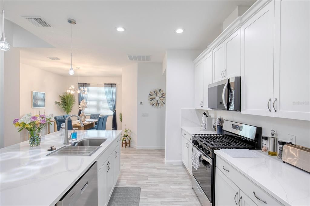 Activo con contrato: $369,000 (2 camas, 2 baños, 1321 Pies cuadrados)