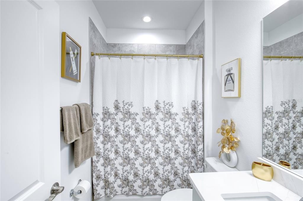 Activo con contrato: $369,000 (2 camas, 2 baños, 1321 Pies cuadrados)