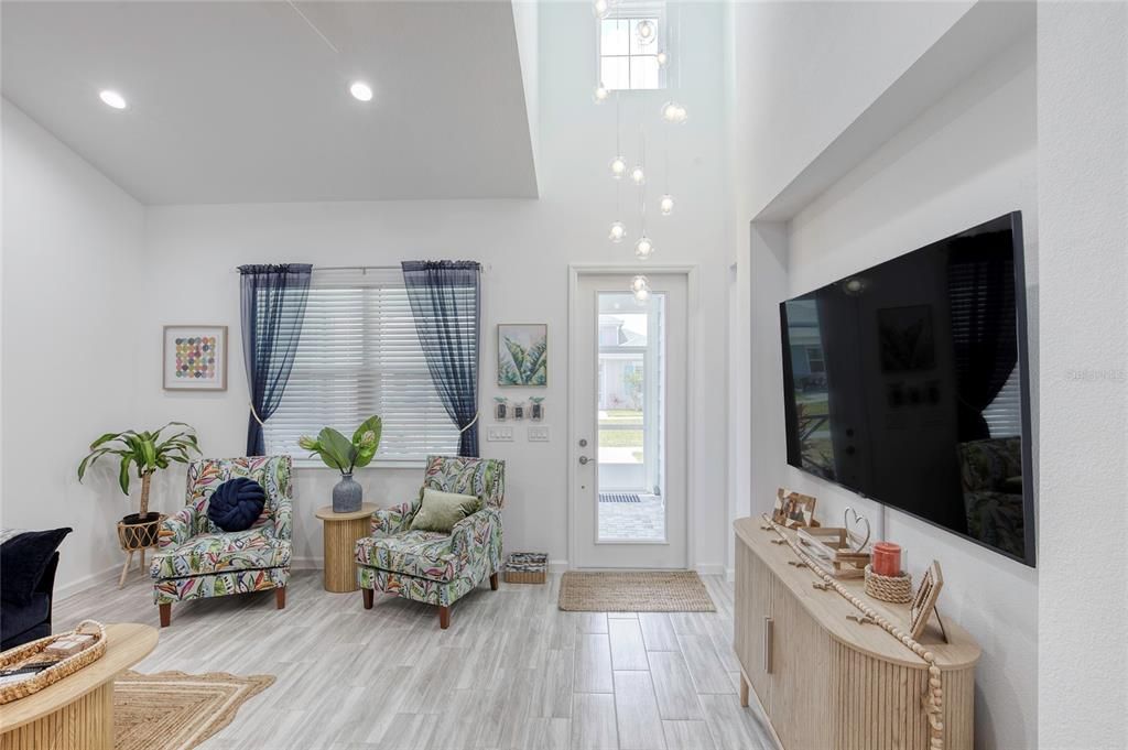 Activo con contrato: $369,000 (2 camas, 2 baños, 1321 Pies cuadrados)