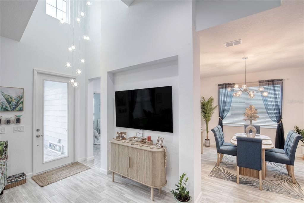 Activo con contrato: $369,000 (2 camas, 2 baños, 1321 Pies cuadrados)