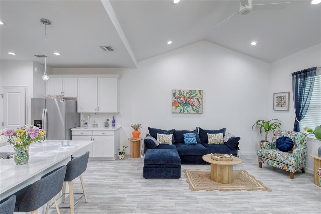 Activo con contrato: $369,000 (2 camas, 2 baños, 1321 Pies cuadrados)