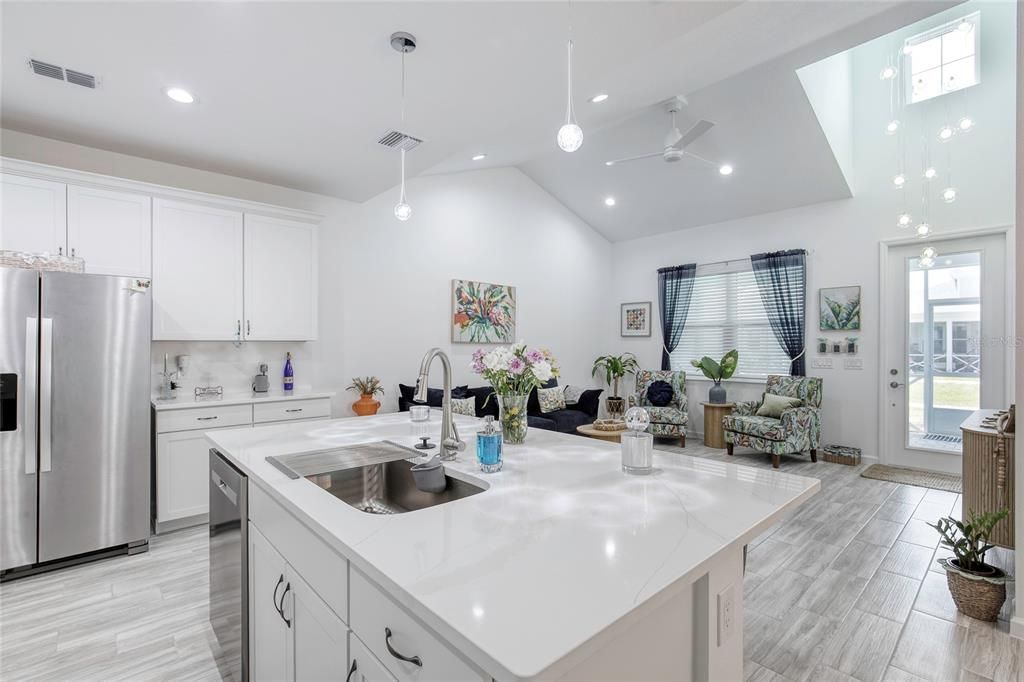 Activo con contrato: $369,000 (2 camas, 2 baños, 1321 Pies cuadrados)