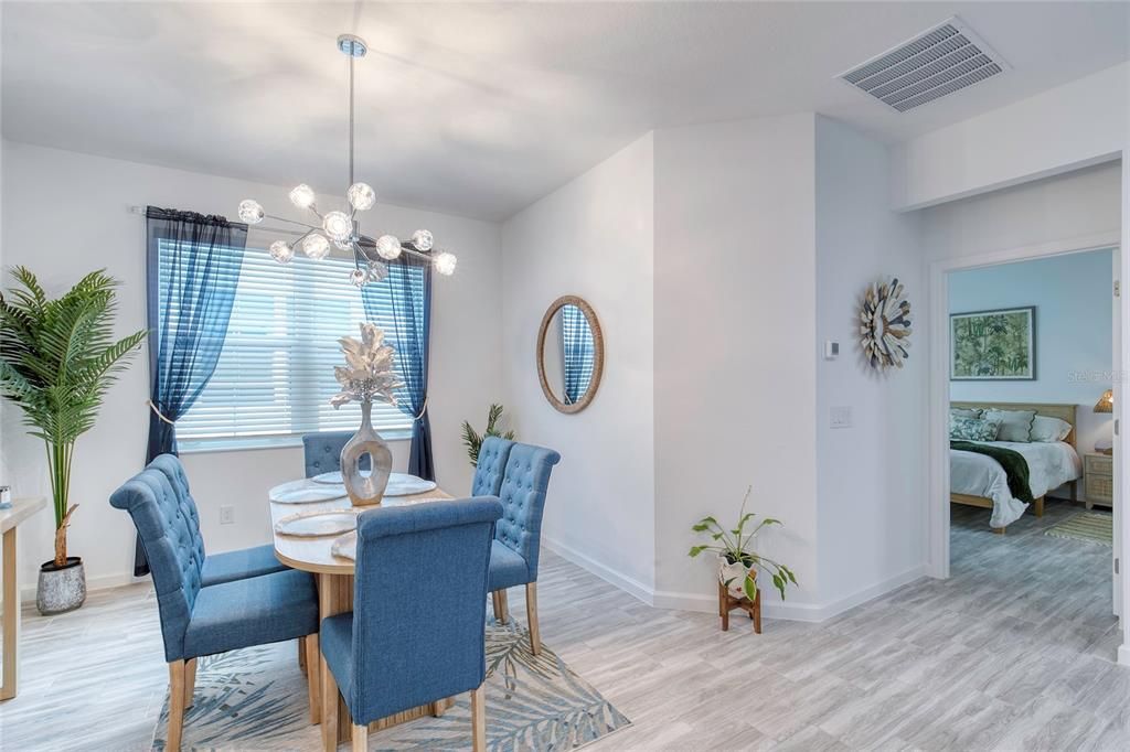 Activo con contrato: $369,000 (2 camas, 2 baños, 1321 Pies cuadrados)