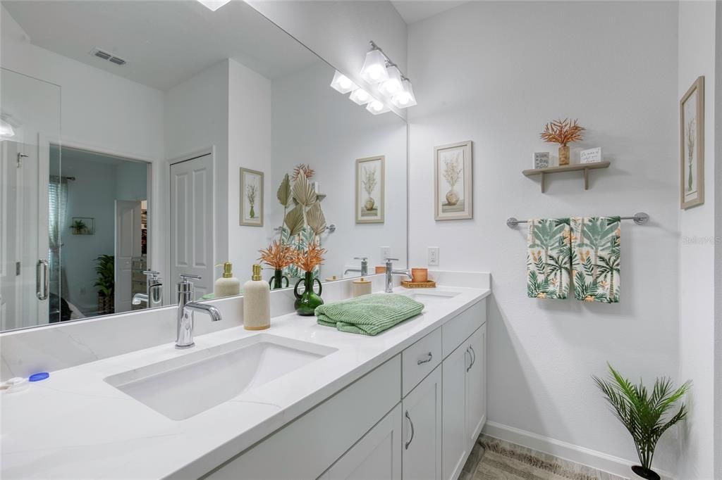 Activo con contrato: $369,000 (2 camas, 2 baños, 1321 Pies cuadrados)