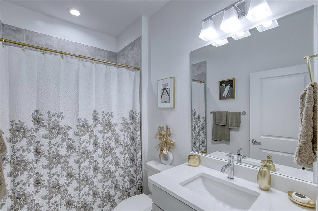 Activo con contrato: $369,000 (2 camas, 2 baños, 1321 Pies cuadrados)