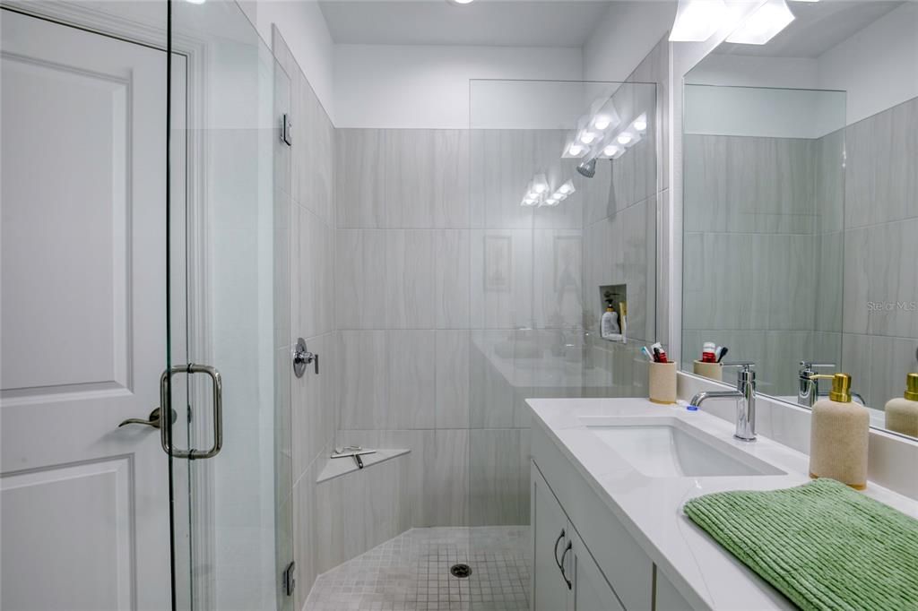 Activo con contrato: $369,000 (2 camas, 2 baños, 1321 Pies cuadrados)