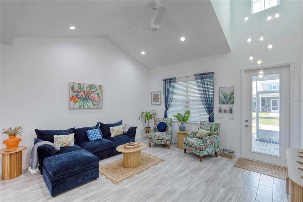 Activo con contrato: $369,000 (2 camas, 2 baños, 1321 Pies cuadrados)