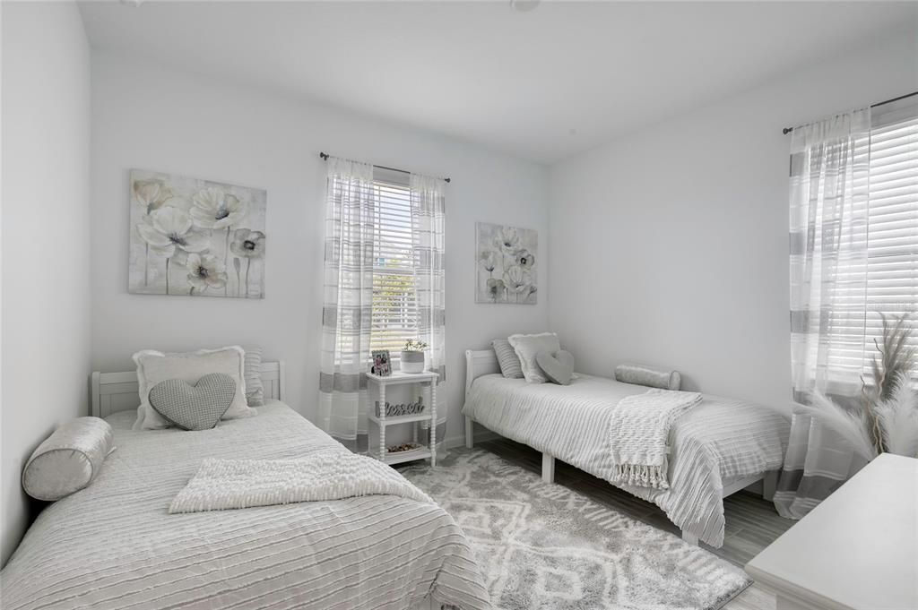 Activo con contrato: $369,000 (2 camas, 2 baños, 1321 Pies cuadrados)