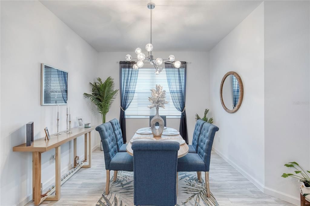 Activo con contrato: $369,000 (2 camas, 2 baños, 1321 Pies cuadrados)