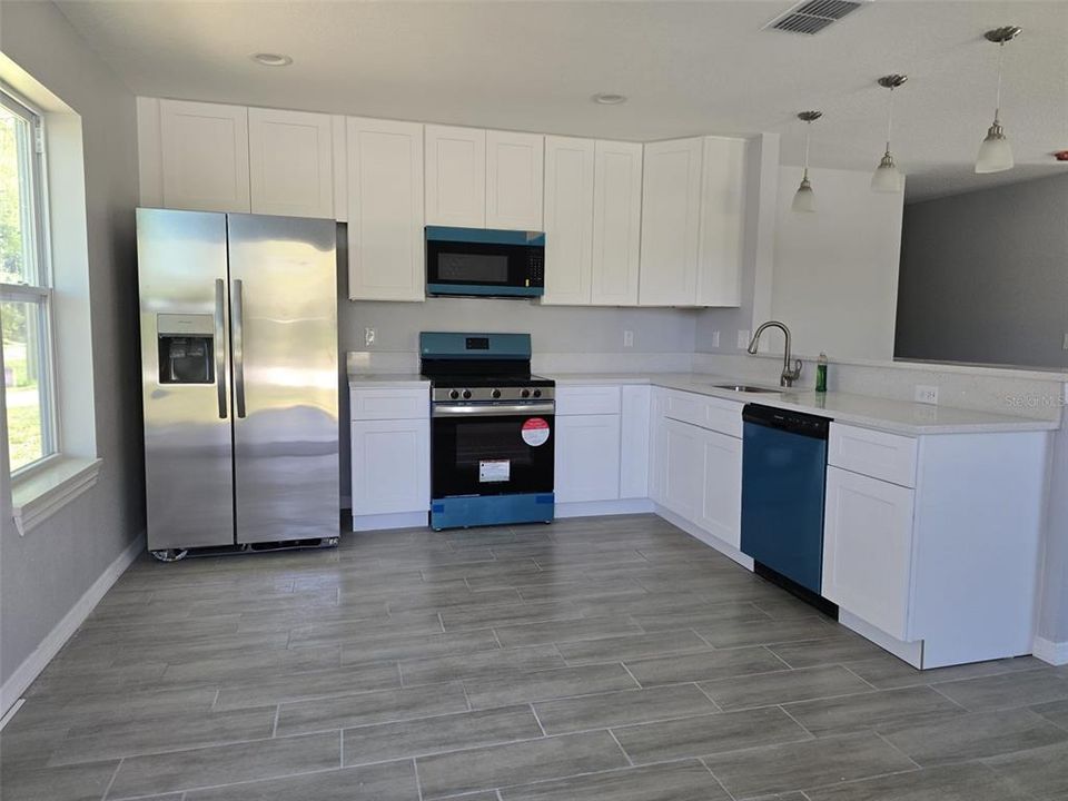 待售: $470,000 (6 贝兹, 0 浴室, 2415 平方英尺)