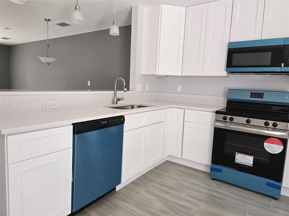 待售: $470,000 (6 贝兹, 0 浴室, 2415 平方英尺)