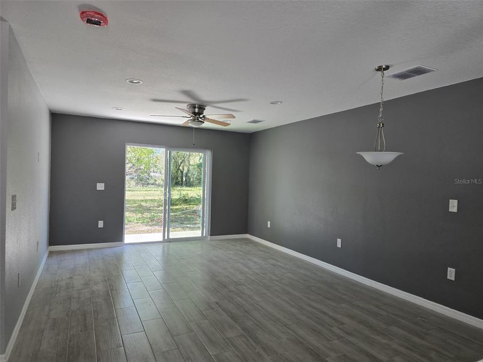 待售: $470,000 (6 贝兹, 0 浴室, 2415 平方英尺)