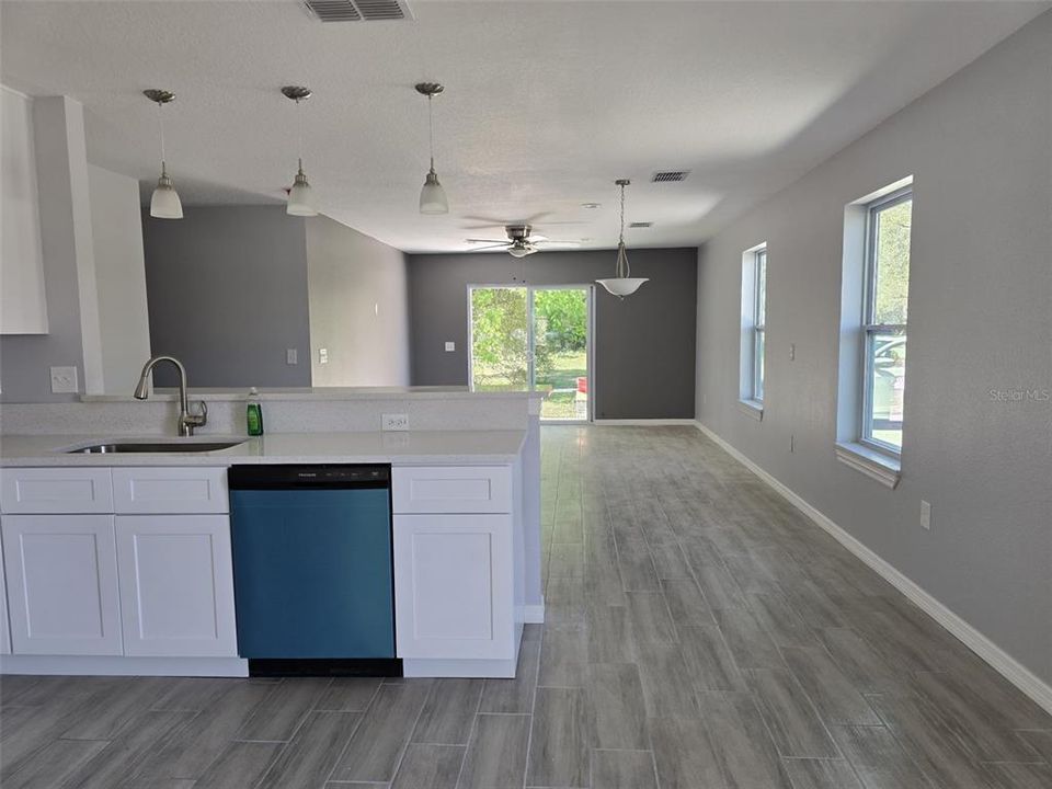 待售: $470,000 (6 贝兹, 0 浴室, 2415 平方英尺)