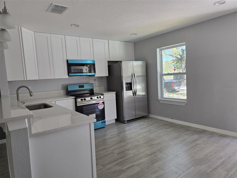 待售: $470,000 (6 贝兹, 0 浴室, 2415 平方英尺)