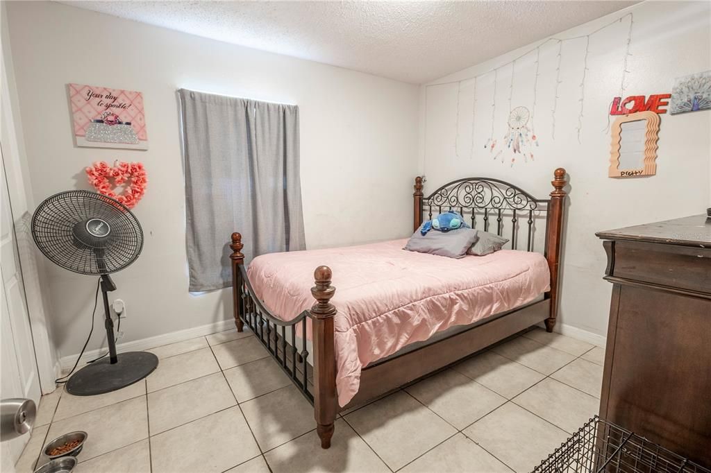 待售: $324,000 (4 贝兹, 0 浴室, 1958 平方英尺)