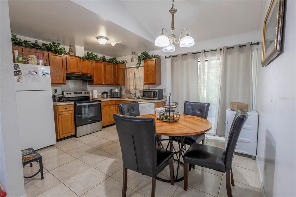 待售: $324,000 (4 贝兹, 0 浴室, 1958 平方英尺)