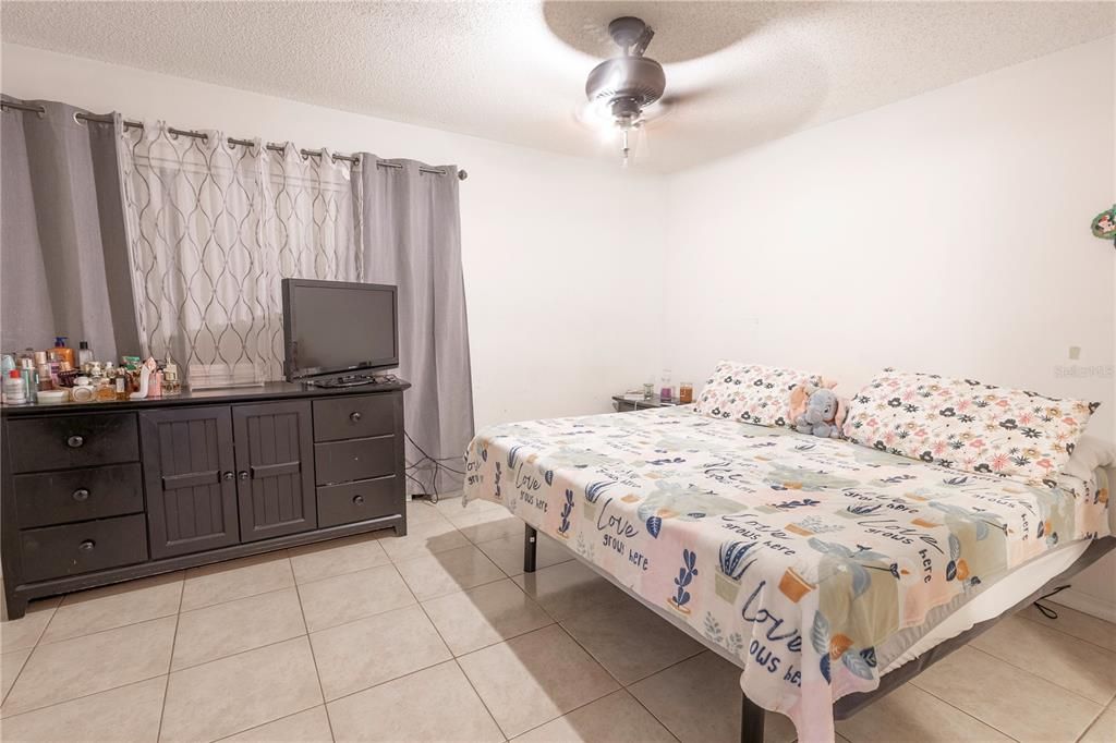 待售: $324,000 (4 贝兹, 0 浴室, 1958 平方英尺)