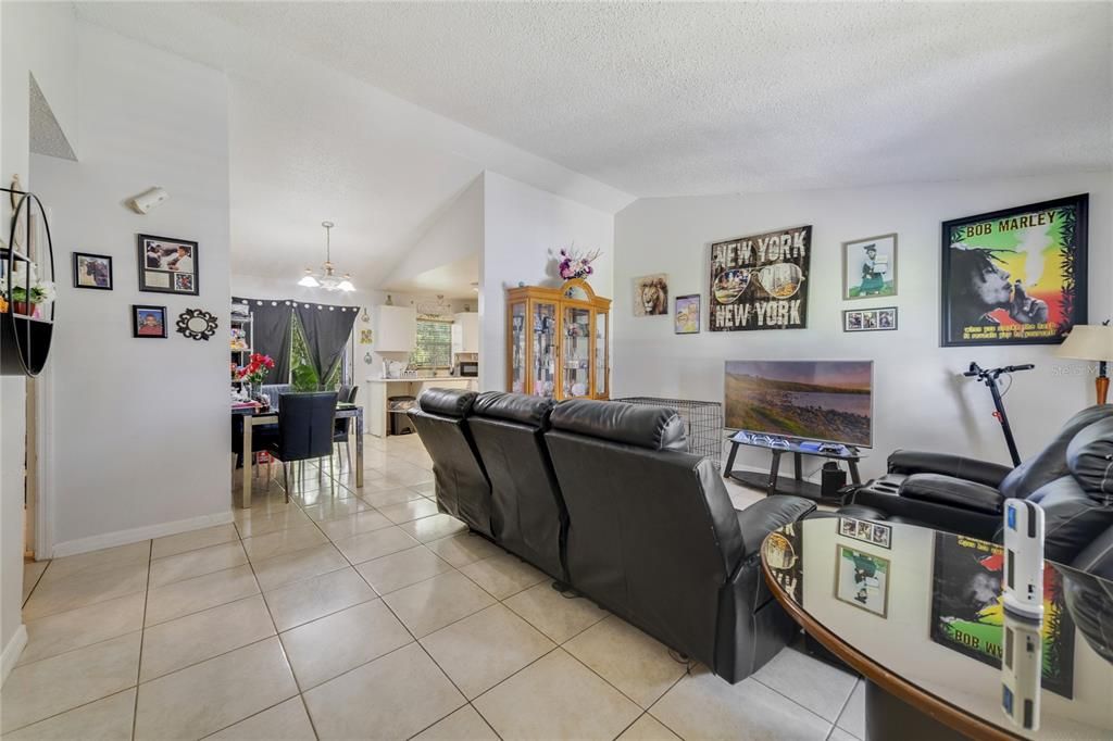 待售: $324,000 (4 贝兹, 0 浴室, 1958 平方英尺)