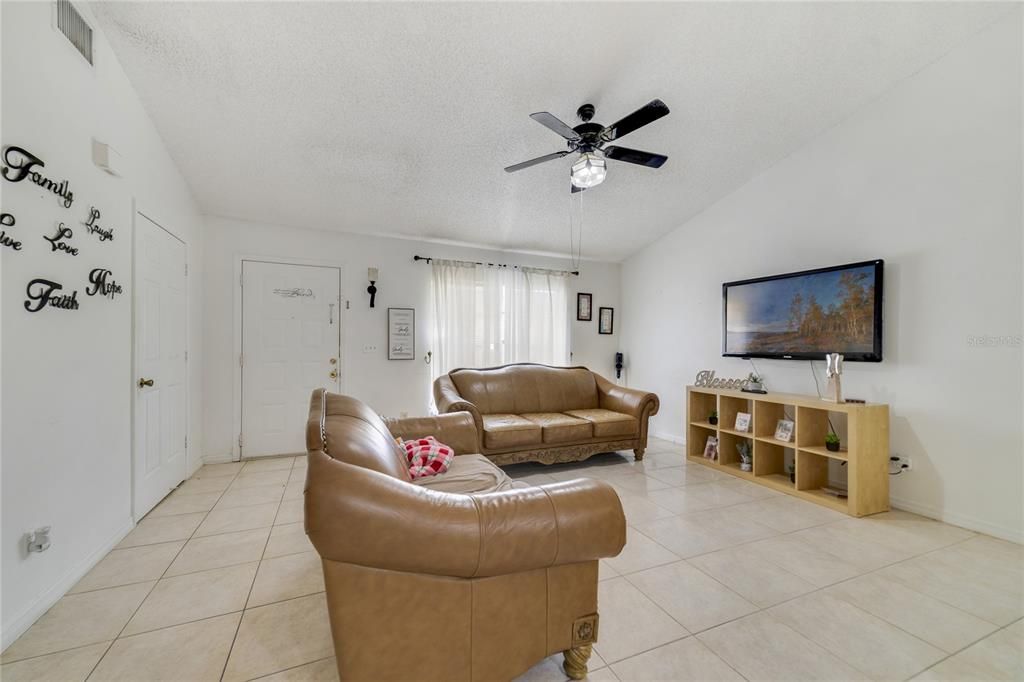 待售: $324,000 (4 贝兹, 0 浴室, 1958 平方英尺)