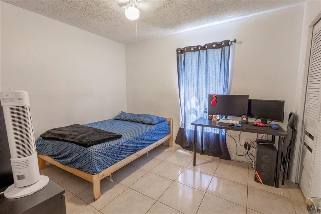 待售: $324,000 (4 贝兹, 0 浴室, 1958 平方英尺)