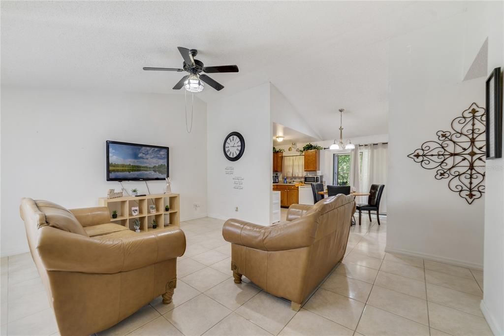 待售: $324,000 (4 贝兹, 0 浴室, 1958 平方英尺)