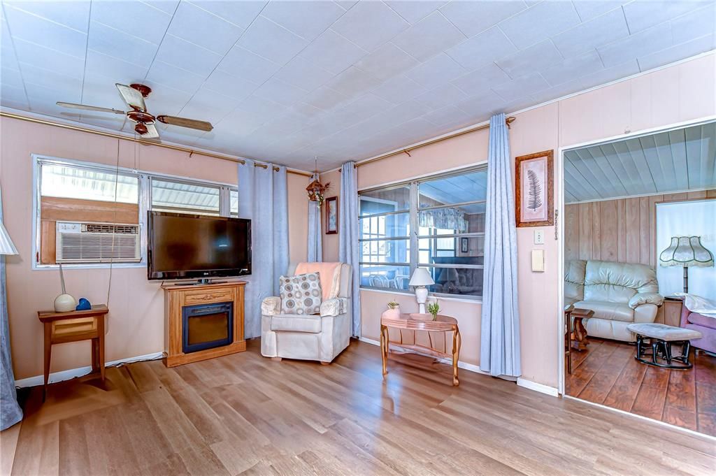 待售: $52,000 (1 贝兹, 1 浴室, 576 平方英尺)