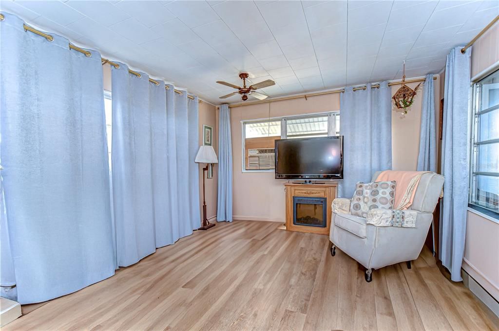 待售: $52,000 (1 贝兹, 1 浴室, 576 平方英尺)