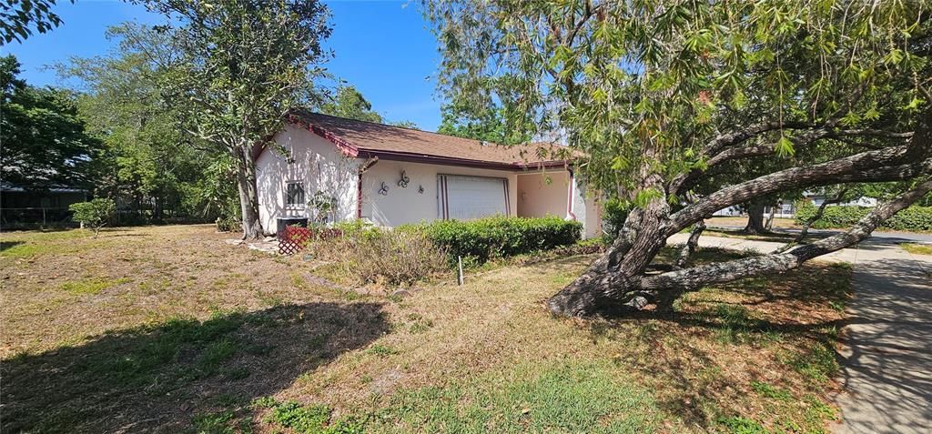 Activo con contrato: $210,000 (4 camas, 2 baños, 1391 Pies cuadrados)