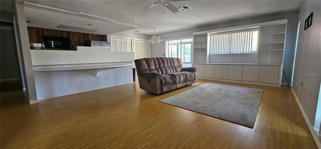 Activo con contrato: $210,000 (4 camas, 2 baños, 1391 Pies cuadrados)