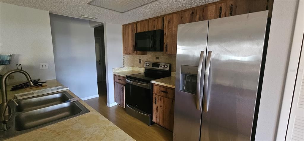 Activo con contrato: $210,000 (4 camas, 2 baños, 1391 Pies cuadrados)