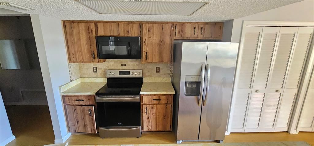 Activo con contrato: $210,000 (4 camas, 2 baños, 1391 Pies cuadrados)