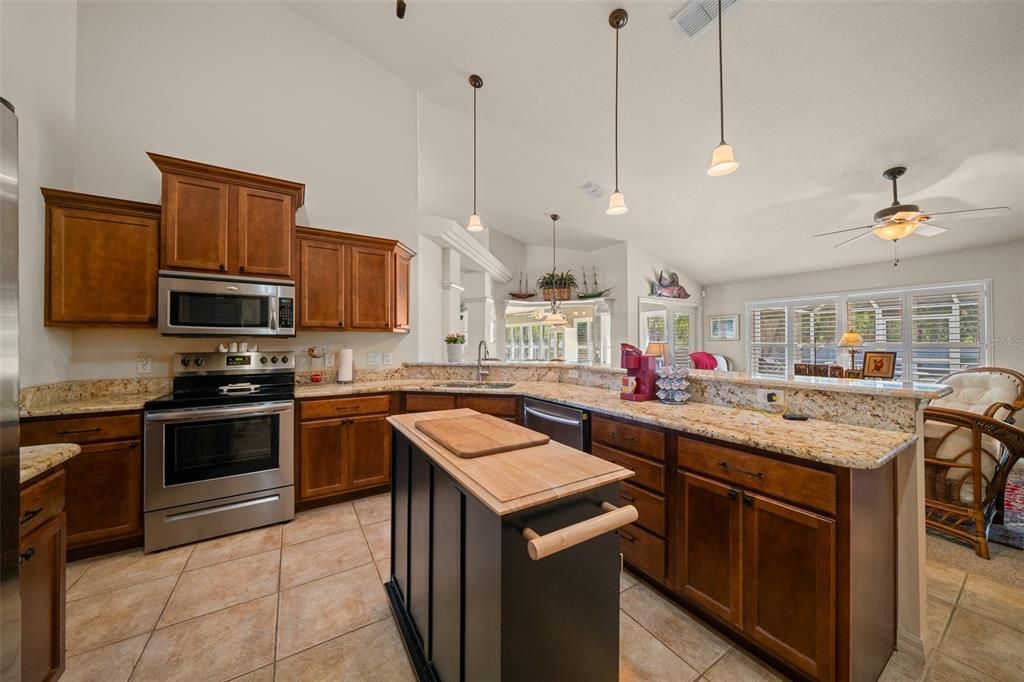 合同活跃: $419,900 (4 贝兹, 2 浴室, 2836 平方英尺)