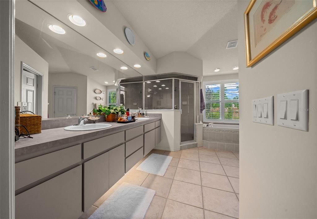 合同活跃: $419,900 (4 贝兹, 2 浴室, 2836 平方英尺)