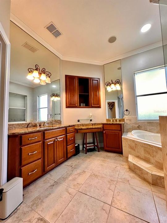 待售: $1,100,000 (5 贝兹, 4 浴室, 3845 平方英尺)