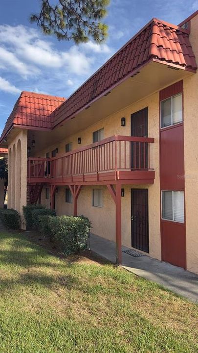 合同活跃: $110,000 (2 贝兹, 1 浴室, 832 平方英尺)