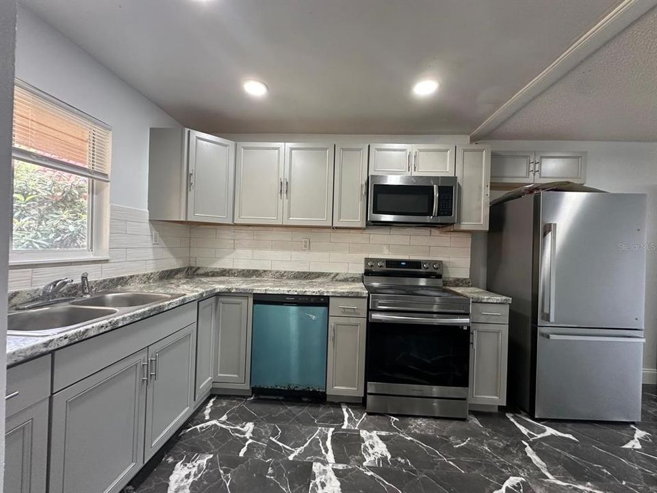 合同活跃: $110,000 (2 贝兹, 1 浴室, 832 平方英尺)