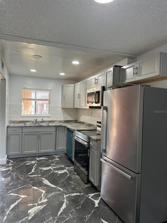 合同活跃: $110,000 (2 贝兹, 1 浴室, 832 平方英尺)