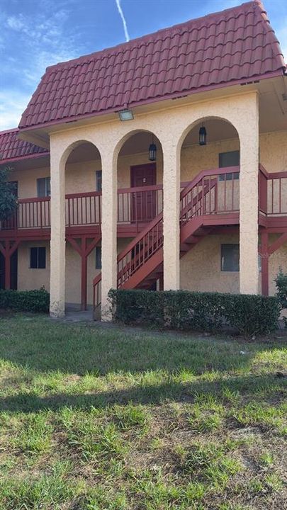 合同活跃: $110,000 (2 贝兹, 1 浴室, 832 平方英尺)