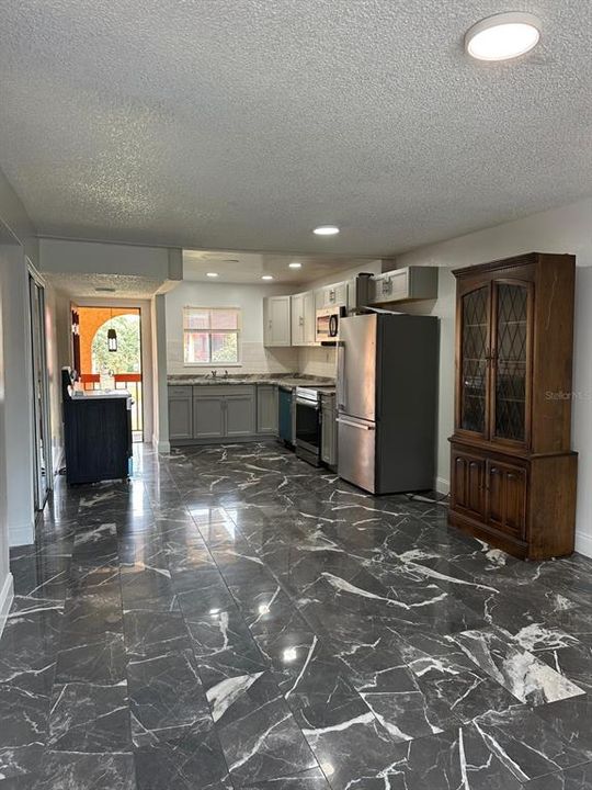 合同活跃: $110,000 (2 贝兹, 1 浴室, 832 平方英尺)