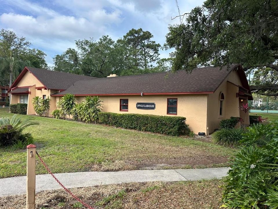 合同活跃: $110,000 (2 贝兹, 1 浴室, 832 平方英尺)