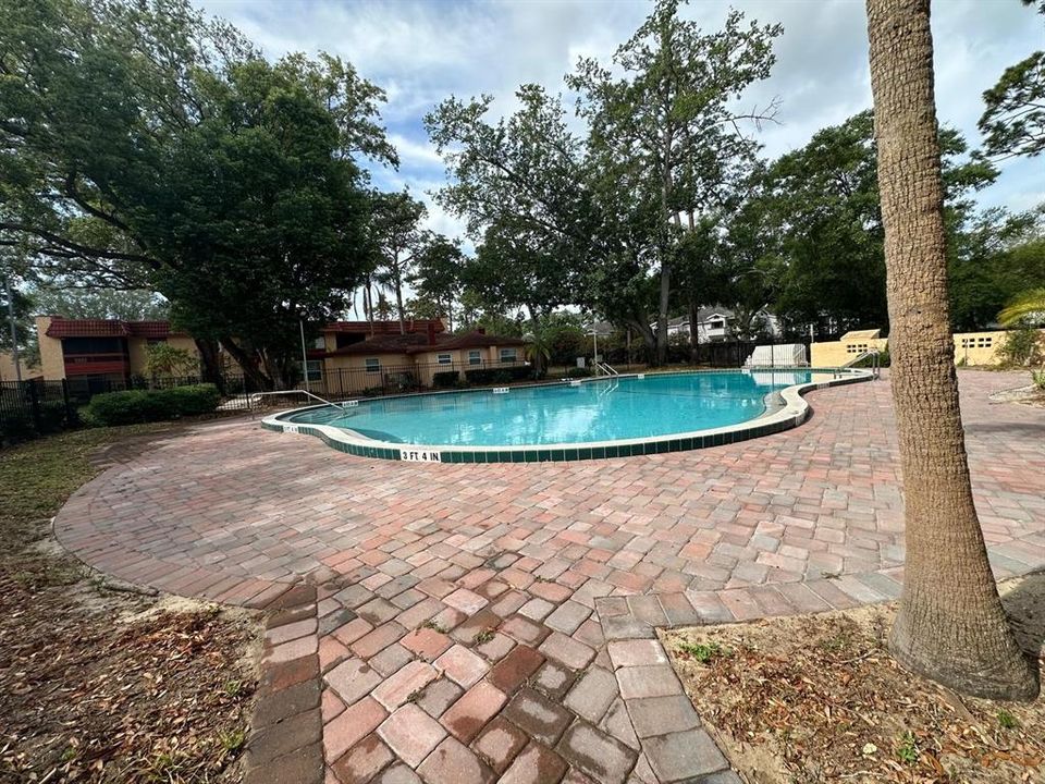 合同活跃: $110,000 (2 贝兹, 1 浴室, 832 平方英尺)