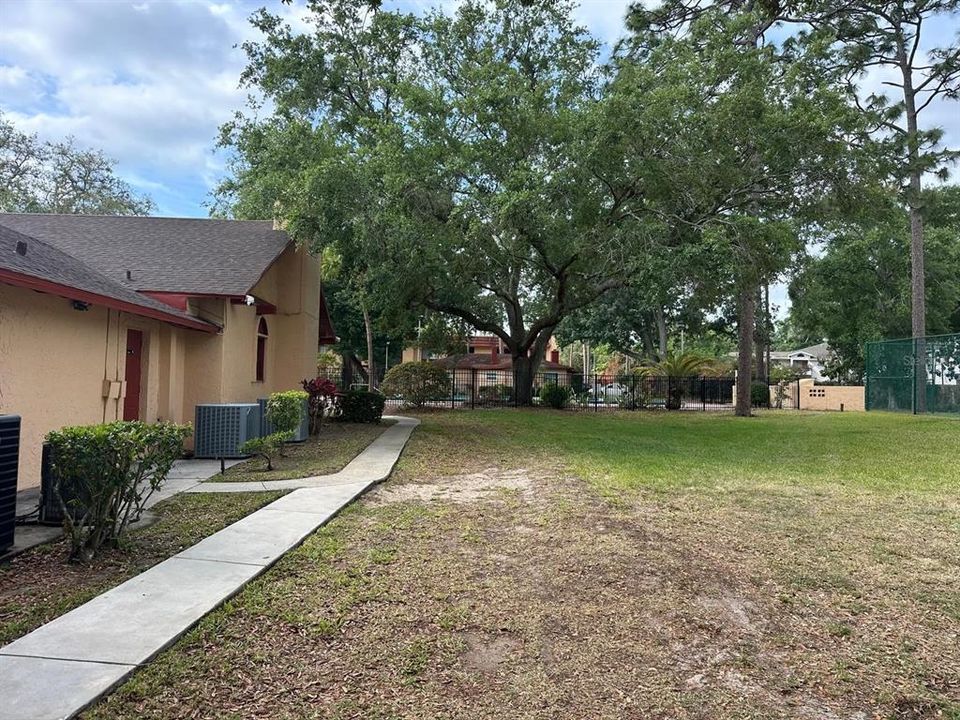 合同活跃: $110,000 (2 贝兹, 1 浴室, 832 平方英尺)