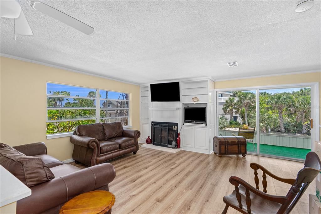 Active With Contract: $850,000 (4 beds, 2 baths, 1215 Square Feet)