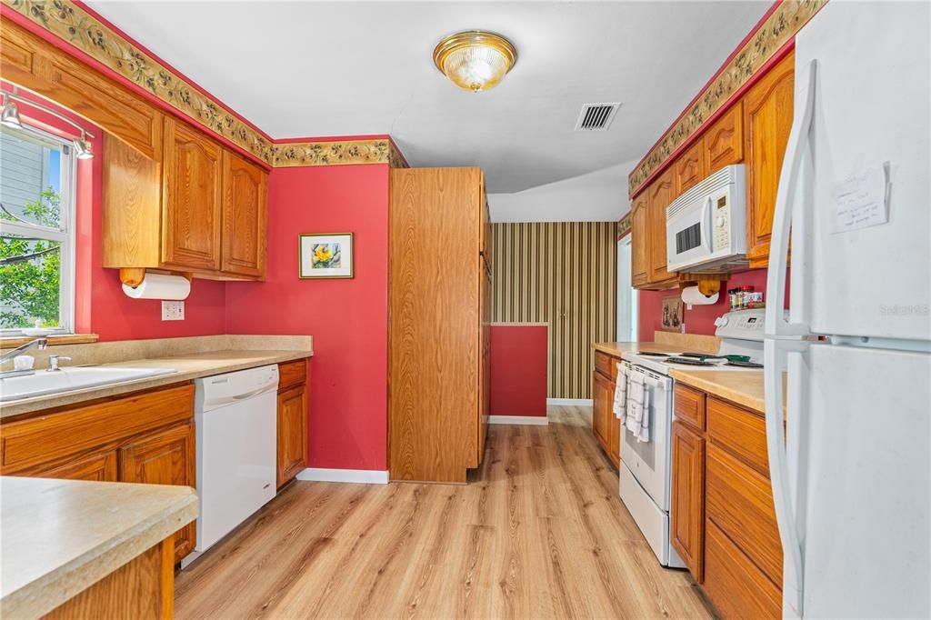 Active With Contract: $850,000 (4 beds, 2 baths, 1215 Square Feet)