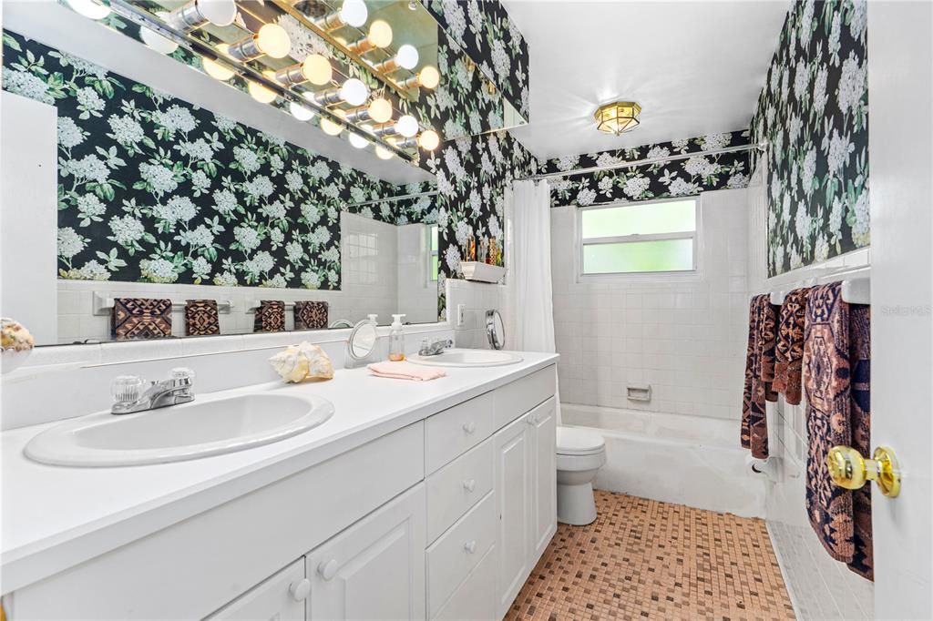 Active With Contract: $850,000 (4 beds, 2 baths, 1215 Square Feet)