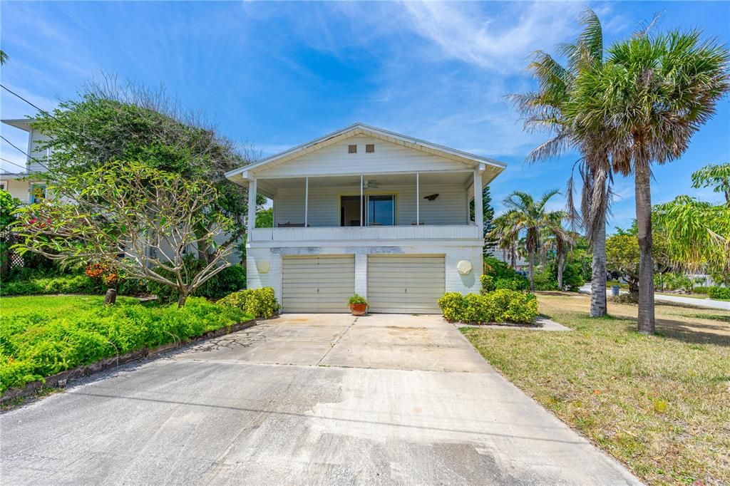 Active With Contract: $850,000 (4 beds, 2 baths, 1215 Square Feet)